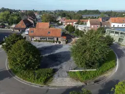 Commerciële eigendom met woning op een privaat grondperceel van 13a 40ca