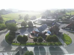 Commerciële eigendom met woning op een privaat grondperceel van 13a 40ca