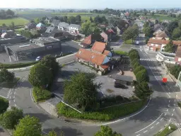 Commerciële eigendom met woning op een privaat grondperceel van 13a 40ca