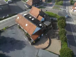 Commerciële eigendom met woning op een privaat grondperceel van 13a 40ca