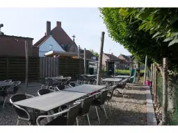 Commerciële eigendom met woning op een privaat grondperceel van 13a 40ca