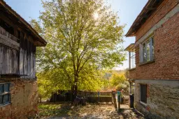 1.835 m² grond met huis en bijgebouw - Izvor Mahala - Bulgarije