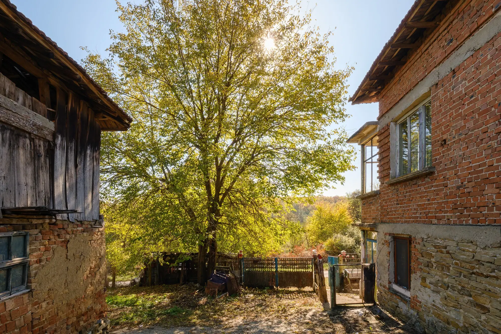 1.835 m² grond met huis en bijgebouw - Izvor Mahala - Bulgarije