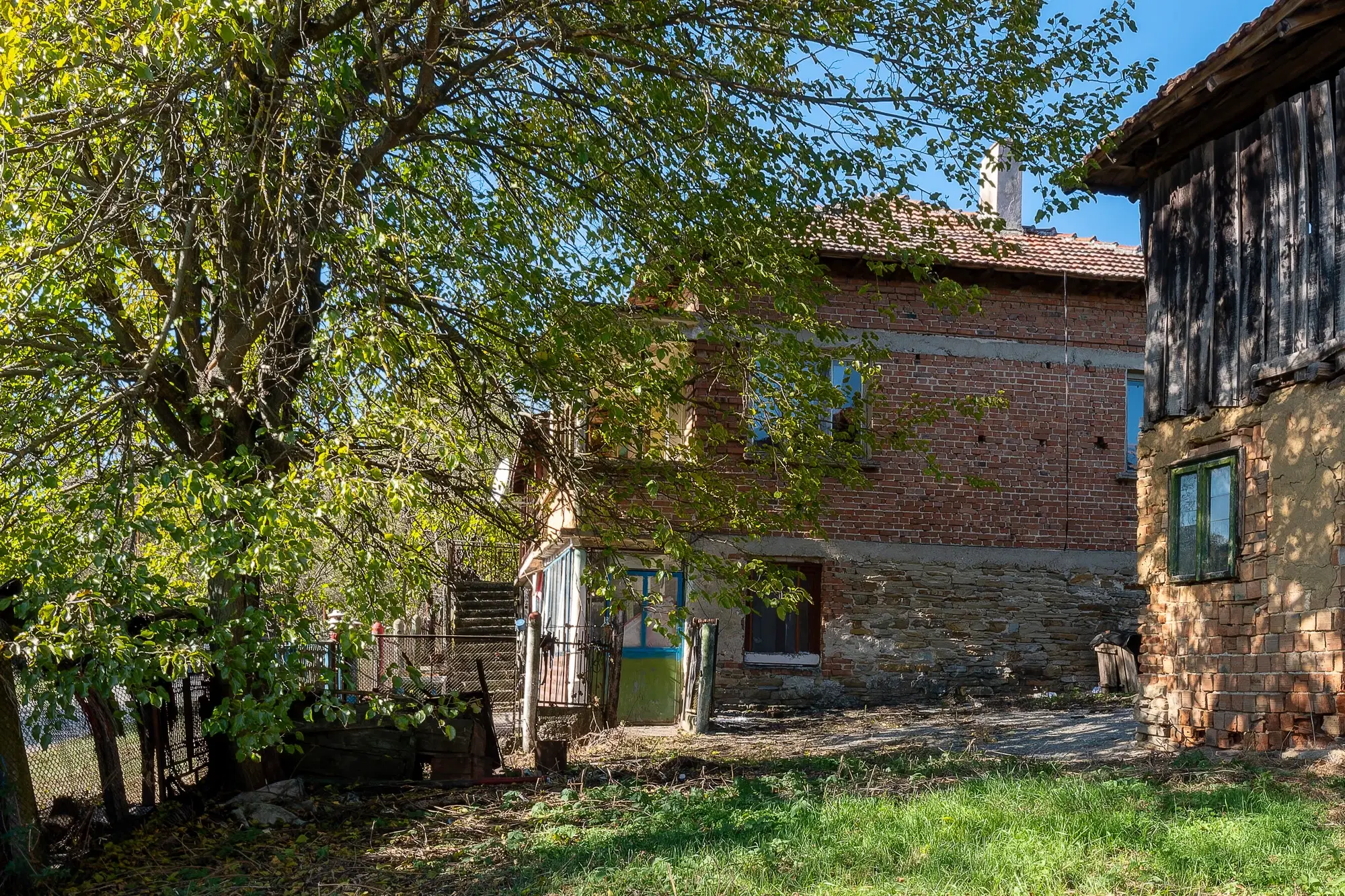 1.835 m² grond met huis en bijgebouw - Izvor Mahala - Bulgarije