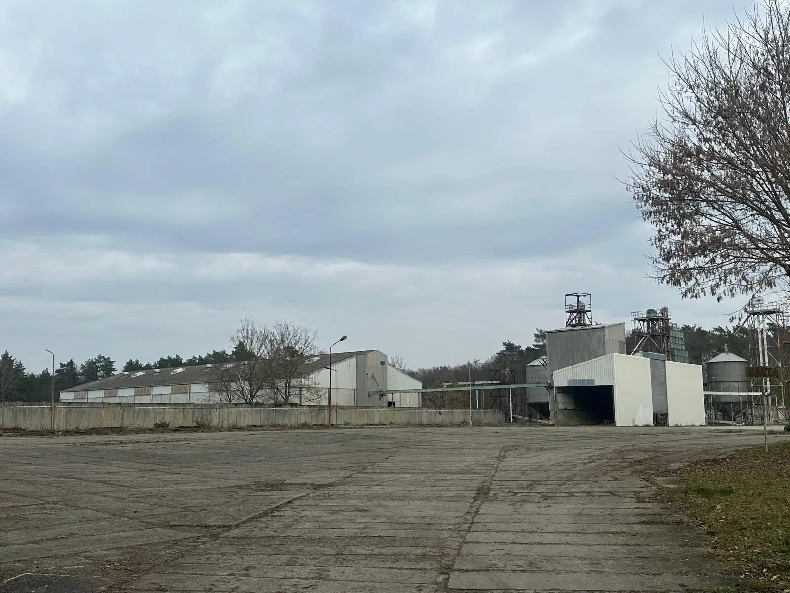 Voormalig DB-station met B&B-potentie en bedrijfsruimte van ca. 680 m² op 1,2 ha perceel in Grambow - Duitsland