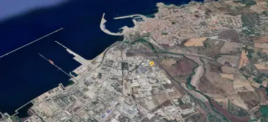 Industrieterrein met loods in het havengebied van Porto Torres (SS), Sardinië - Italië