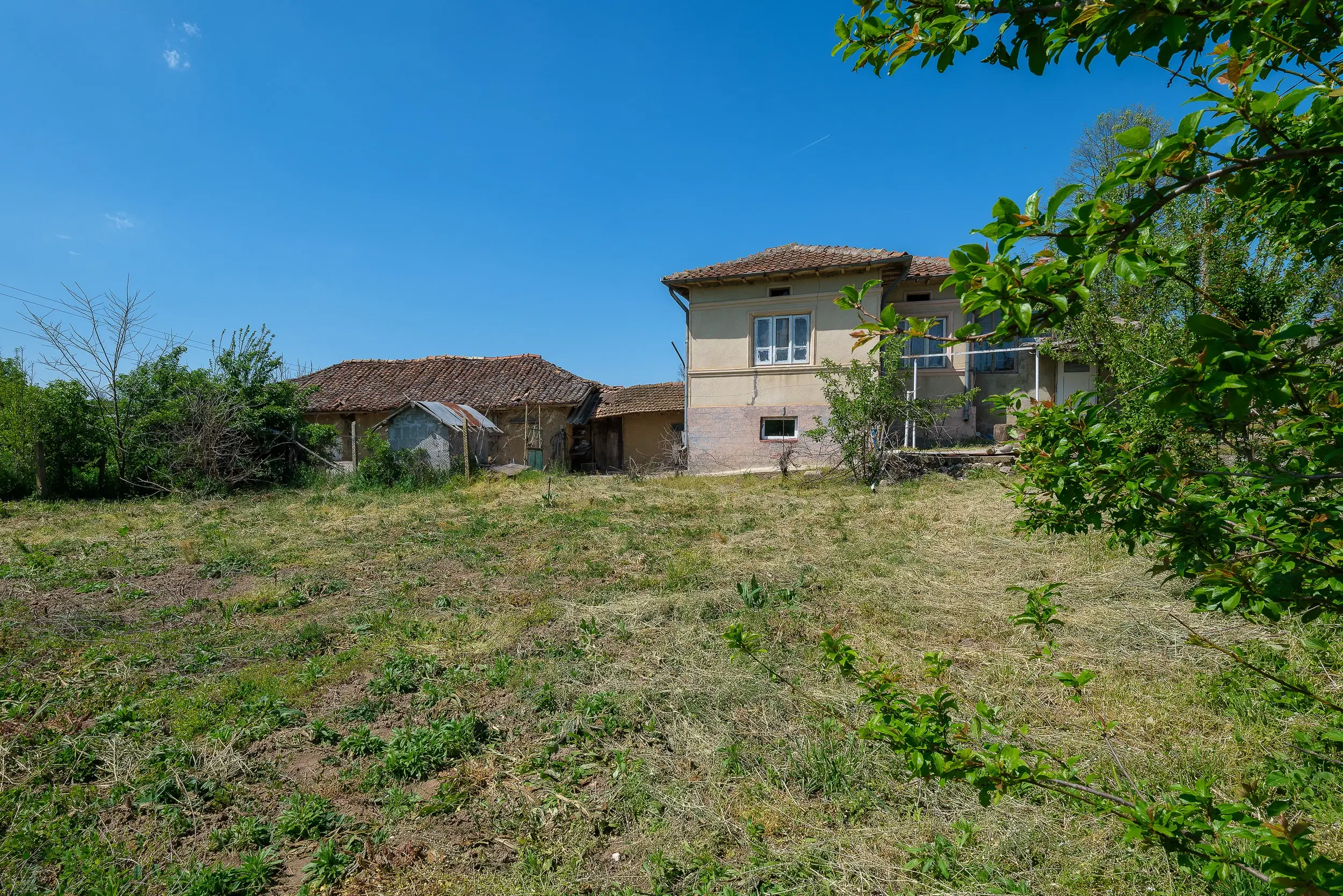 Grote 2-laagse woning, bijgebouwen + 1.110 m² grond in Polkovnik Dyakovo - Bulgarije