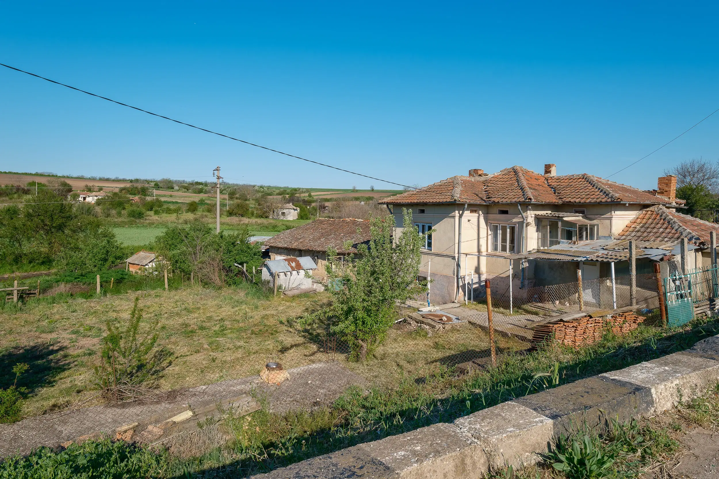 Grote 2-laagse woning, bijgebouwen + 1.110 m² grond in Polkovnik Dyakovo - Bulgarije