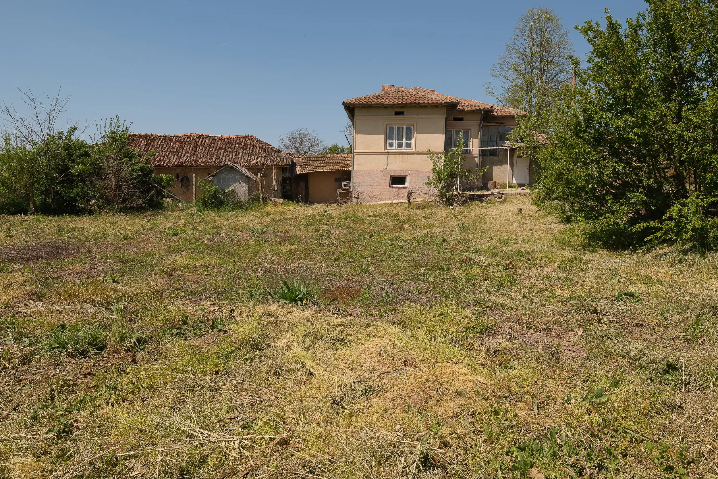 Grote 2-laagse woning, bijgebouwen + 1.110 m² grond in Polkovnik Dyakovo - Bulgarije