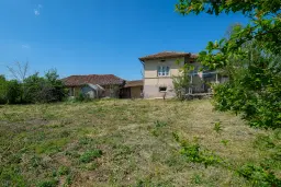 2-laagse grote woning, bijgebouwen + 1.110 m² grond in Polkovnik Dyakovo - Bulgarije