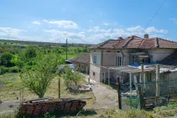 2-laagse grote woning, bijgebouwen + 1.110 m² grond in Polkovnik Dyakovo - Bulgarije