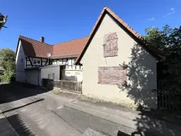 Vakwerkhuis met ruime tuin en bijgebouw op perceel van 821 m² in Dobitschen - Duitsland