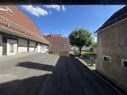 Vakwerkhuis met ruime tuin en bijgebouw op perceel van 821 m² in Dobitschen - Duitsland