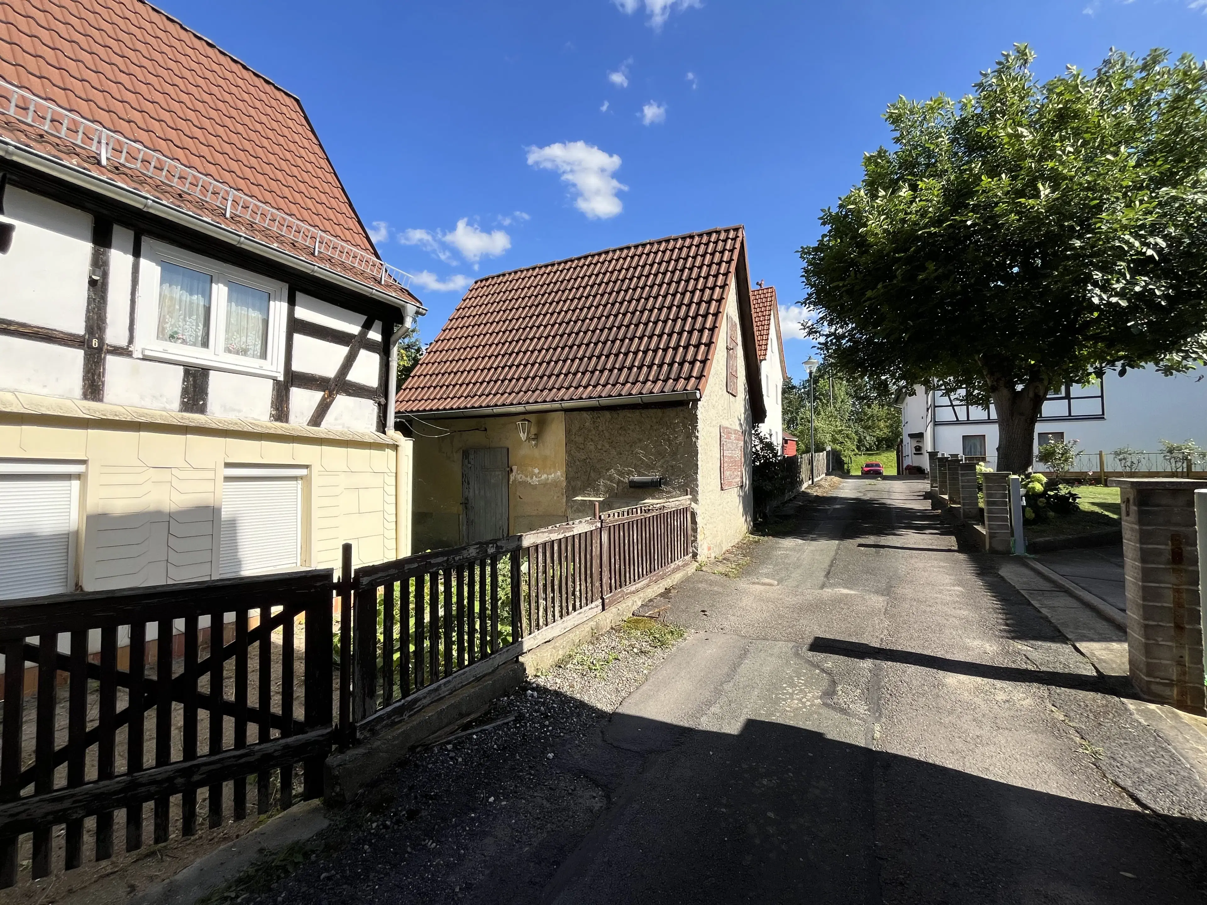 Vakwerkhuis met ruime tuin en bijgebouw op perceel van 821 m² in Dobitschen - Duitsland