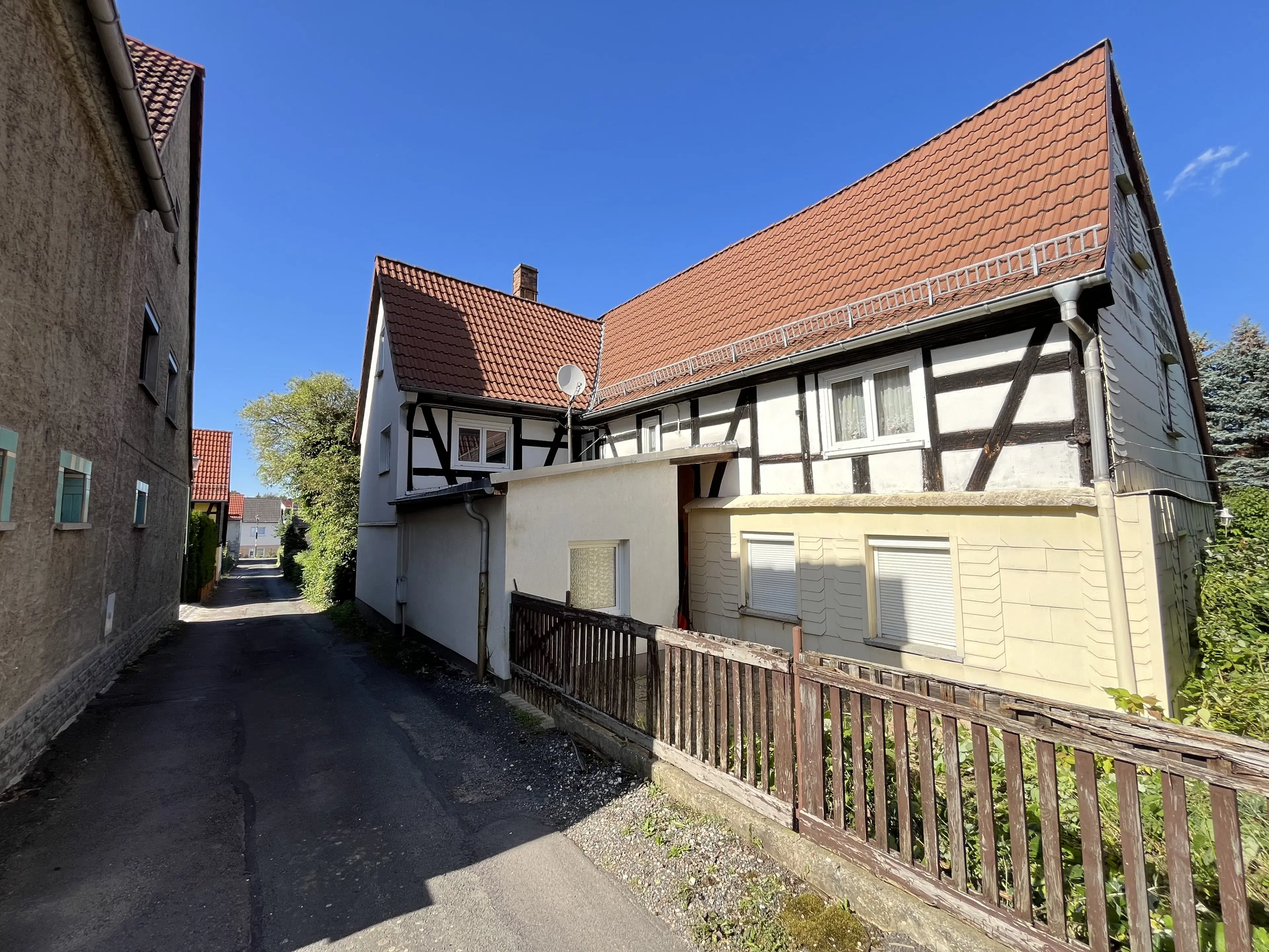 Vakwerkhuis met ruime tuin en bijgebouw op perceel van 821 m² in Dobitschen - Duitsland