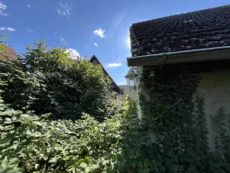 Vakwerkhuis met ruime tuin en bijgebouw op perceel van 821 m² in Dobitschen - Duitsland