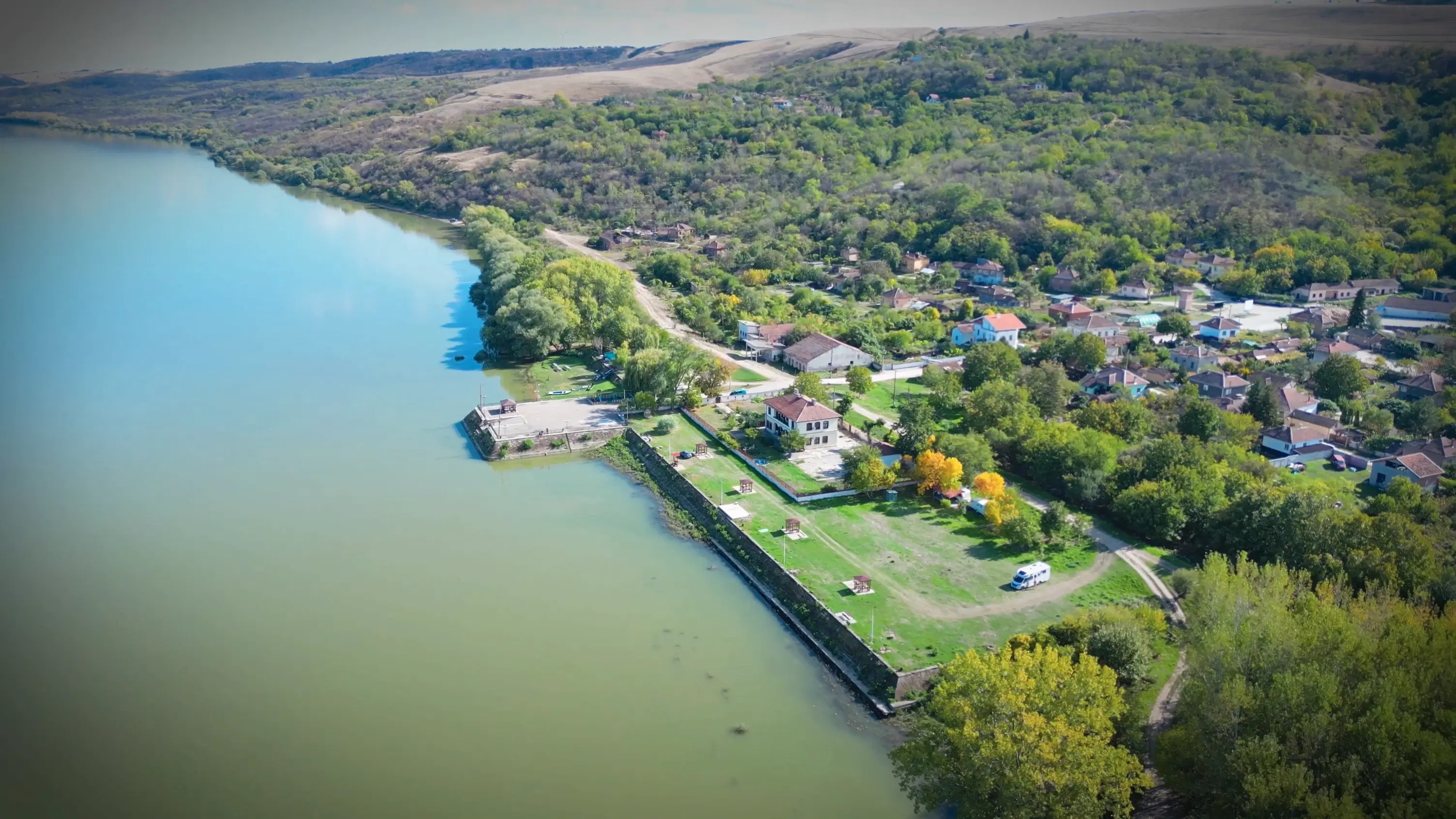 2 verdiepingen tellend huis met uitzicht op de Donau, bijgebouwen + 967 m² grond in Ostrov - Bulgarije