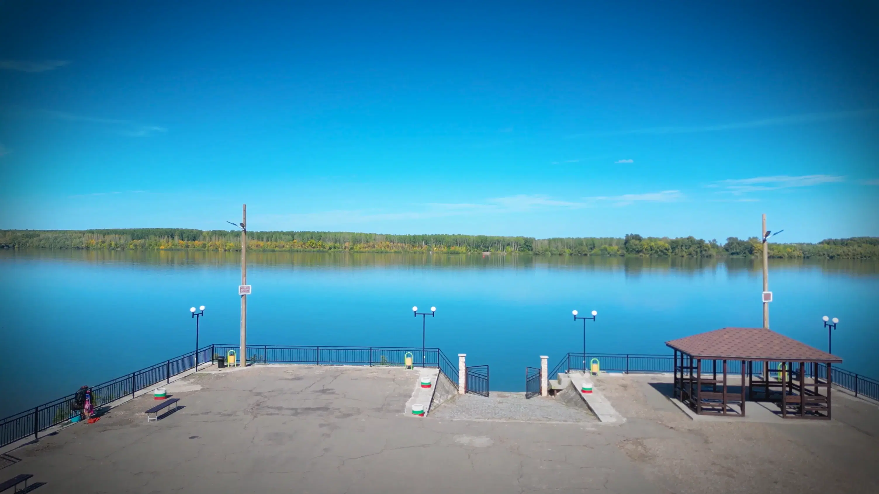 2 verdiepingen tellend huis met uitzicht op de Donau, bijgebouwen + 967 m² grond in Ostrov - Bulgarije