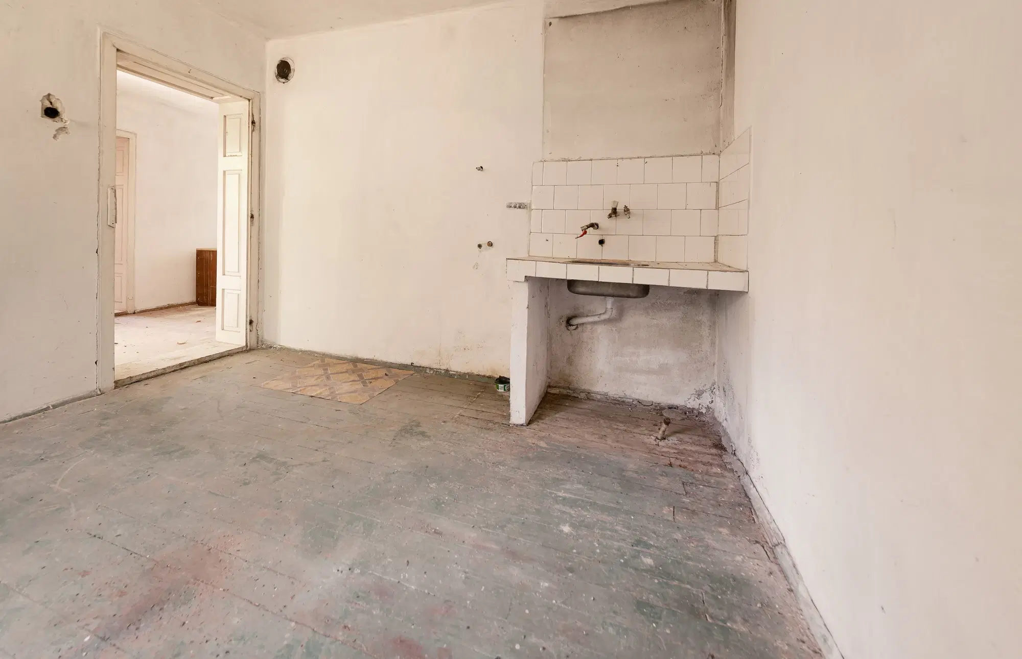 2 verdiepingen tellend huis met uitzicht op de Donau, bijgebouwen + 967 m² grond in Ostrov - Bulgarije
