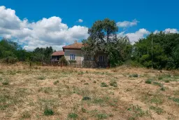 Huis met bergzicht + 2 bijgebouwen en 1.960 m² grond in Rakovitsa, Vidin - Bulgarije