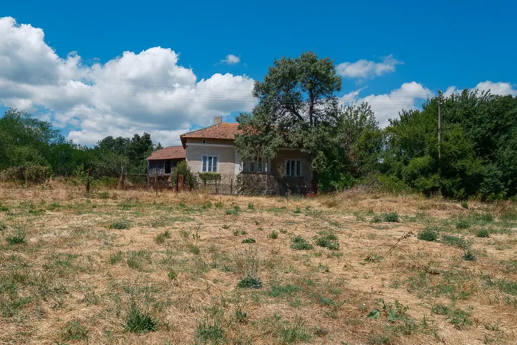Huis met bergzicht + 2 bijgebouwen en 1.960 m² grond in Rakovitsa, Vidin - Bulgarije