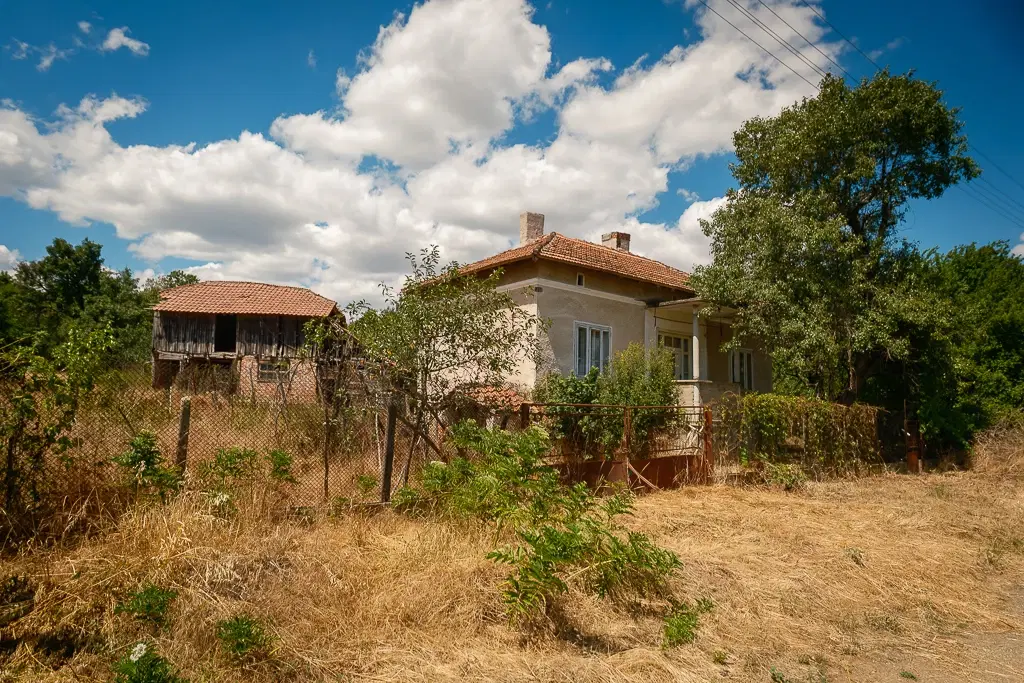 Huis met bergzicht + 2 bijgebouwen en 1.960 m² grond in Rakovitsa, Vidin - Bulgarije
