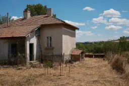 Huis met bergzicht + 2 bijgebouwen en 1.960 m² grond in Rakovitsa, Vidin - Bulgarije