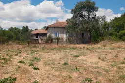 Huis met bergzicht + 2 bijgebouwen en 1.960 m² grond in Rakovitsa, Vidin - Bulgarije
