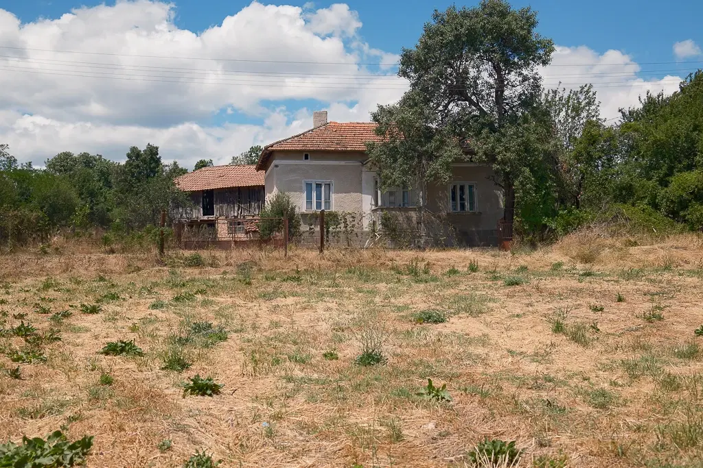 Huis met bergzicht + 2 bijgebouwen en 1.960 m² grond in Rakovitsa, Vidin - Bulgarije