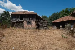 Huis met bergzicht + 2 bijgebouwen en 1.960 m² grond in Rakovitsa, Vidin - Bulgarije