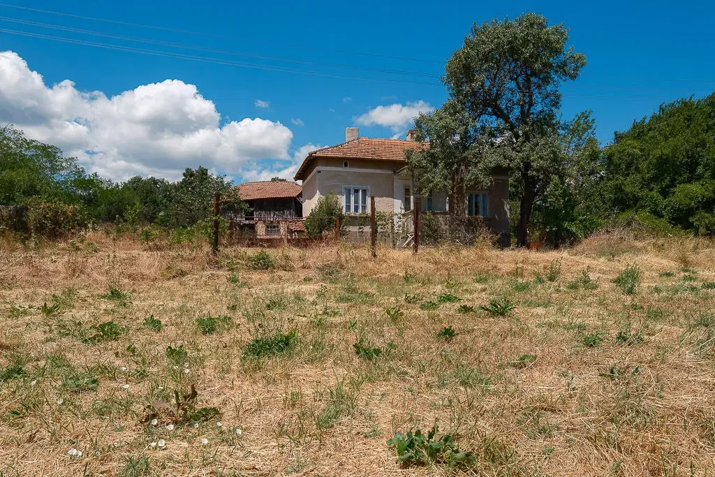 Huis met bergzicht + 2 bijgebouwen en 1.960 m² grond in Rakovitsa, Vidin - Bulgarije
