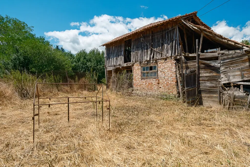 Huis met bergzicht + 2 bijgebouwen en 1.960 m² grond in Rakovitsa, Vidin - Bulgarije