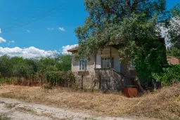 Huis met bergzicht + 2 bijgebouwen en 1.960 m² grond in Rakovitsa, Vidin - Bulgarije