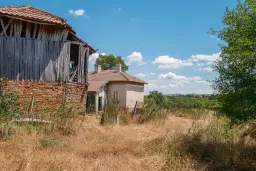 Huis met bergzicht + 2 bijgebouwen en 1.960 m² grond in Rakovitsa, Vidin - Bulgarije