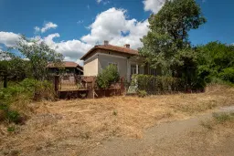 Huis met bergzicht + 2 bijgebouwen en 1.960 m² grond in Rakovitsa, Vidin - Bulgarije
