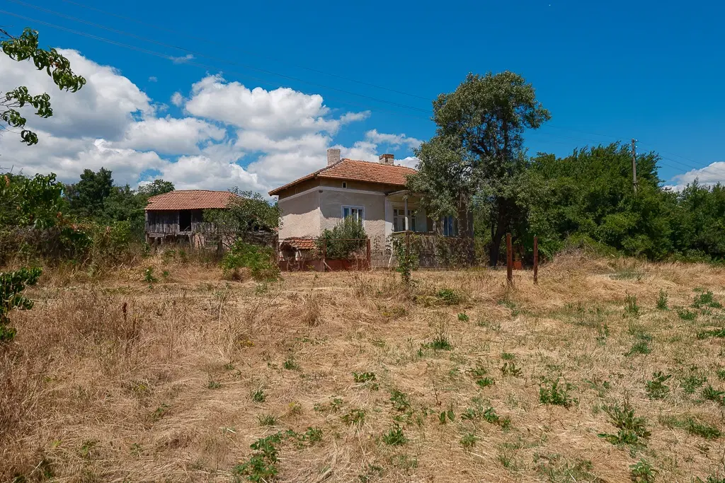 Huis met bergzicht + 2 bijgebouwen en 1.960 m² grond in Rakovitsa, Vidin - Bulgarije
