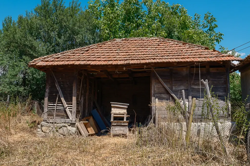 Huis met bergzicht + 2 bijgebouwen en 1.960 m² grond in Rakovitsa, Vidin - Bulgarije
