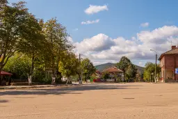 Huis met bergzicht + 2 bijgebouwen en 1.960 m² grond in Rakovitsa, Vidin - Bulgarije