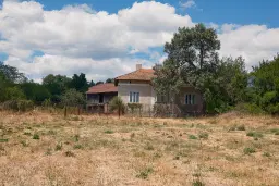 Huis met bergzicht + 2 bijgebouwen en 1.960 m² grond in Rakovitsa, Vidin - Bulgarije