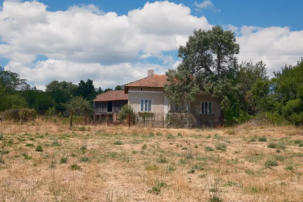 Huis met bergzicht + 2 bijgebouwen en 1.960 m² grond in Rakovitsa, Vidin - Bulgarije