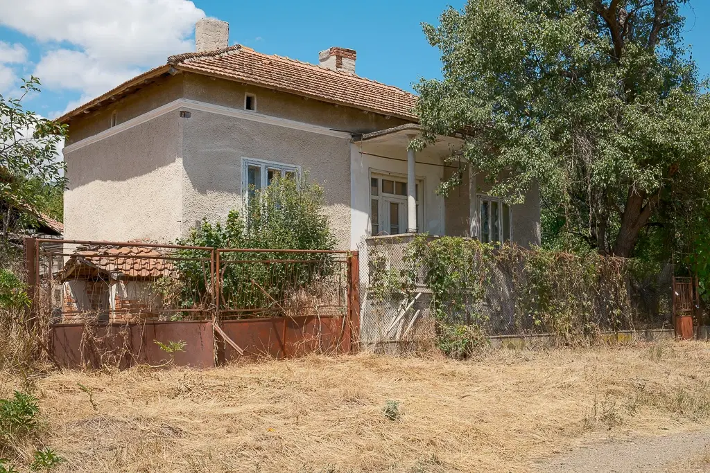 Huis met bergzicht + 2 bijgebouwen en 1.960 m² grond in Rakovitsa, Vidin - Bulgarije