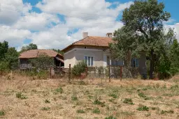 Huis met bergzicht + 2 bijgebouwen en 1.960 m² grond in Rakovitsa, Vidin - Bulgarije