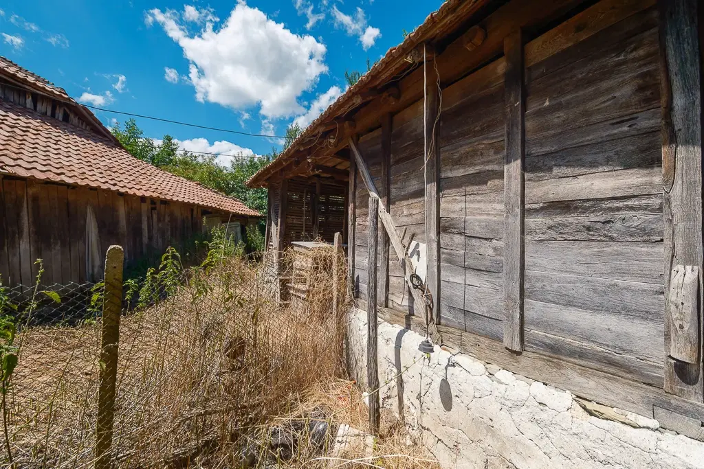 Huis met bergzicht + 2 bijgebouwen en 1.960 m² grond in Rakovitsa, Vidin - Bulgarije