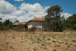 Huis met bergzicht + 2 bijgebouwen en 1.960 m² grond in Rakovitsa, Vidin - Bulgarije