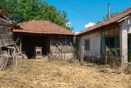 Huis met bergzicht + 2 bijgebouwen en 1.960 m² grond in Rakovitsa, Vidin - Bulgarije