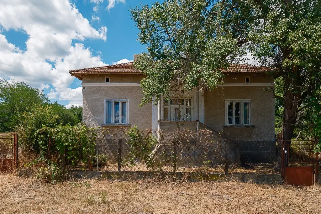 Huis met bergzicht + 2 bijgebouwen en 1.960 m² grond in Rakovitsa, Vidin - Bulgarije