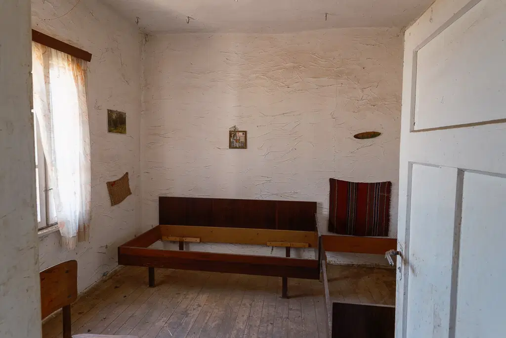 Huis met bergzicht + 2 bijgebouwen en 1.960 m² grond in Rakovitsa, Vidin - Bulgarije