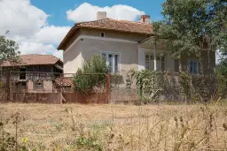 Huis met bergzicht + 2 bijgebouwen en 1.960 m² grond in Rakovitsa, Vidin - Bulgarije
