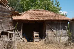Huis met bergzicht + 2 bijgebouwen en 1.960 m² grond in Rakovitsa, Vidin - Bulgarije