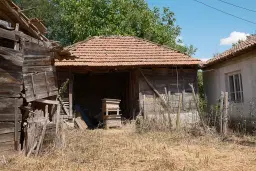 Huis met bergzicht + 2 bijgebouwen en 1.960 m² grond in Rakovitsa, Vidin - Bulgarije